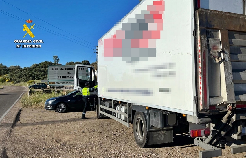 La Guardia Civil investiga al conductor de un camión que circulaba con ...
